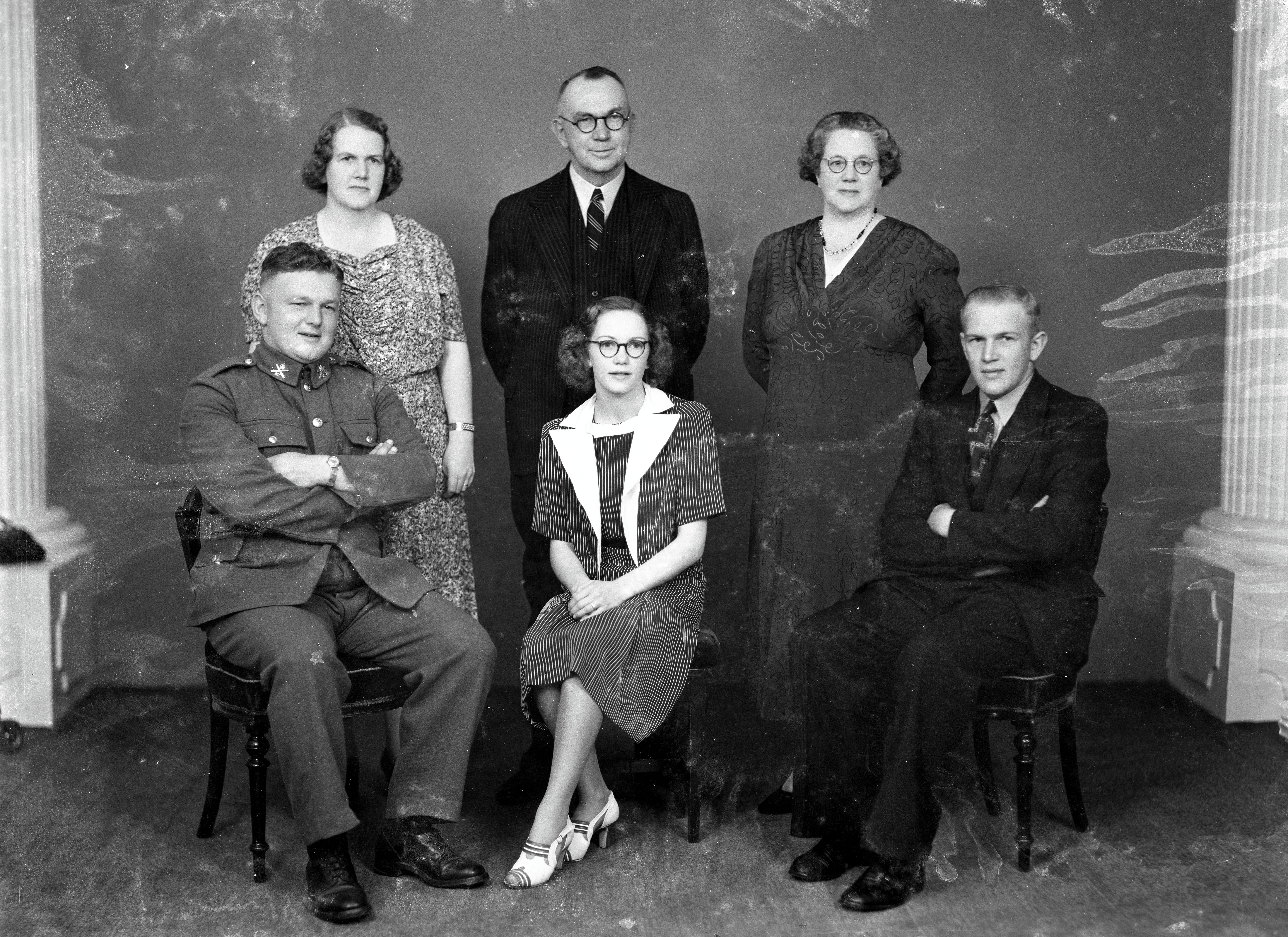 Pat Lile in uniform with his parents, sisters and brother Addie (1940s). Swainson's Studios. Collection of Puke Ariki (WD.056158a).