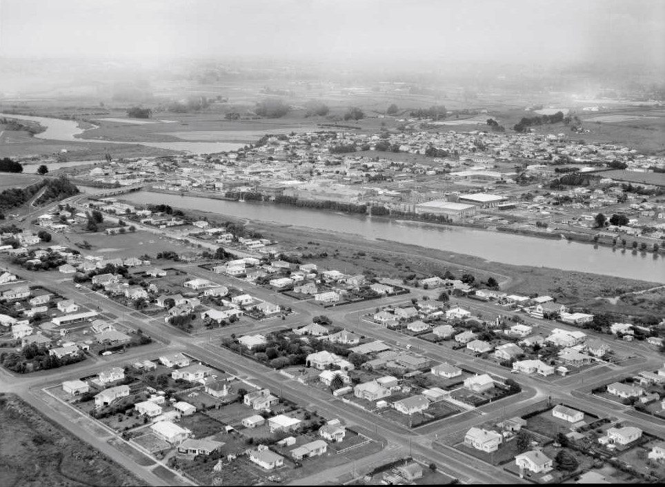 Aerial view of Waitara showing Leslie Street in the midground (4 December 1975). Whites Aviation. Collection of the Alexander Turnbull Library (WA-72893-F).