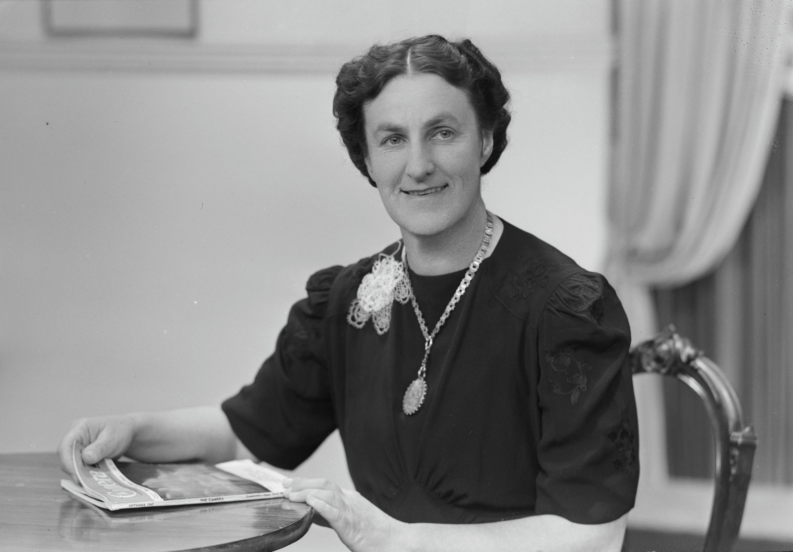 Elsie Giddy when she was teaching at Vogeltown School (3 December 1948). Swainson's Studios. Collection of Puke Ariki (SW1948.0780).