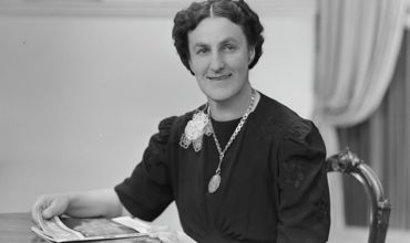 Elsie Giddy when she was teaching at Vogeltown School (3 December 1948). Swainson's Studios. Collection of Puke Ariki (SW1948.0780).