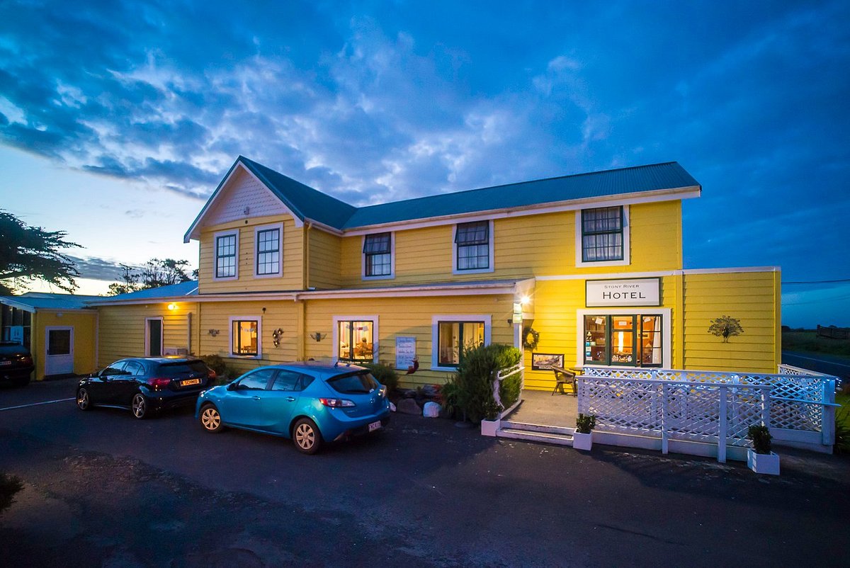 Stony_River_Hotel_exterior_July_2018.jpg