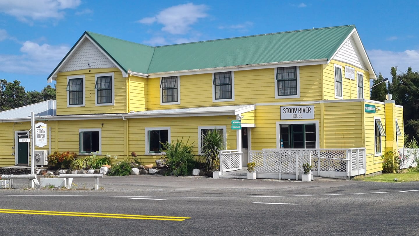 Stony_River_Hotel_exterior_July_2021.jpg