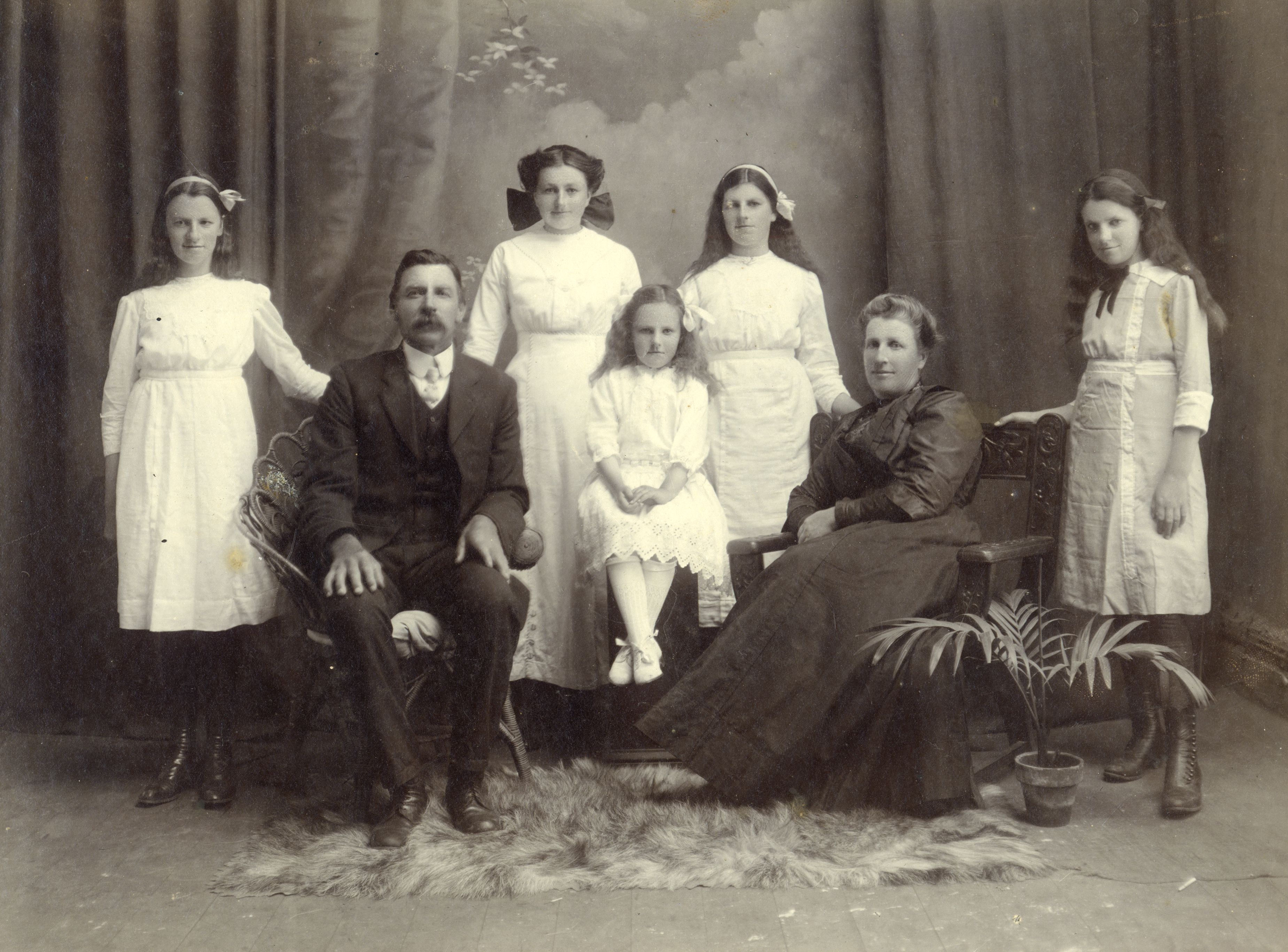 George and Jane Giddy with their daughters (from left) Emily Doris, Alice Margurite (Rita), Elsie (seated), Eva and Marjorie (Madge) (1912). Nigel Douglas Connell. Collection of Puke Ariki (PHO2010-0708).