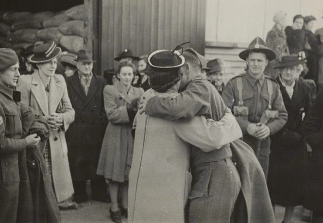 WW2 Serviceman Being Embraced Arriving Into Wellington Circa 1945 Pacoll 0783 2 0386