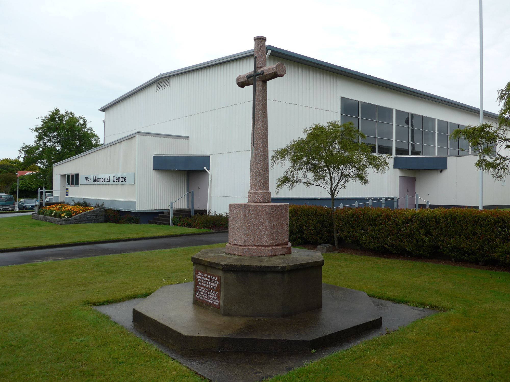 Stratford War Memorial Centre and Cross of Sacrifice (2015). Bruce Ringer. Collection of Auckland Libraries (3003-2790).
