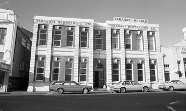 Taranaki Herald Office on Currie Street in New Plymouth (23 July 1984). Caleb Wyatt. Collection of Puke Ariki (PHO2012-0124).