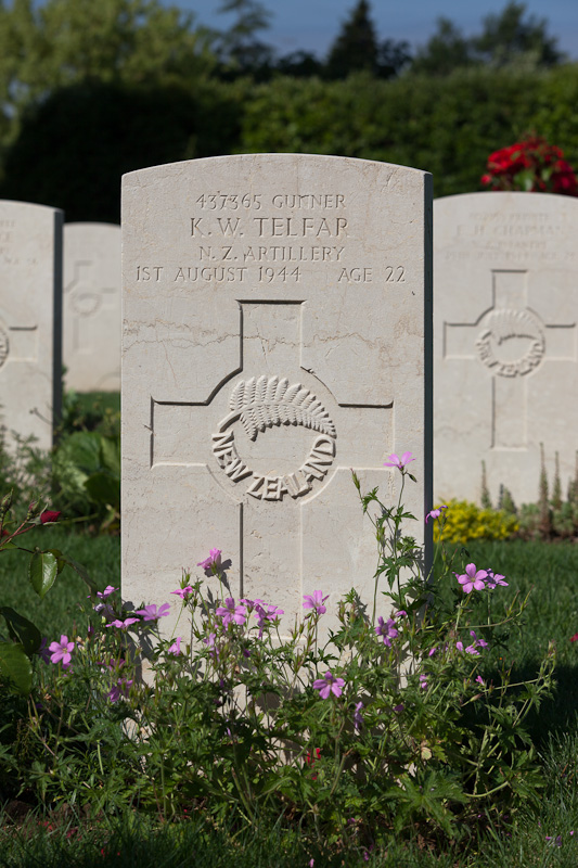 Kevin Telfar's headstone in Florence War Cemetery. Image courtesy of the New Zealand War Graves Project.