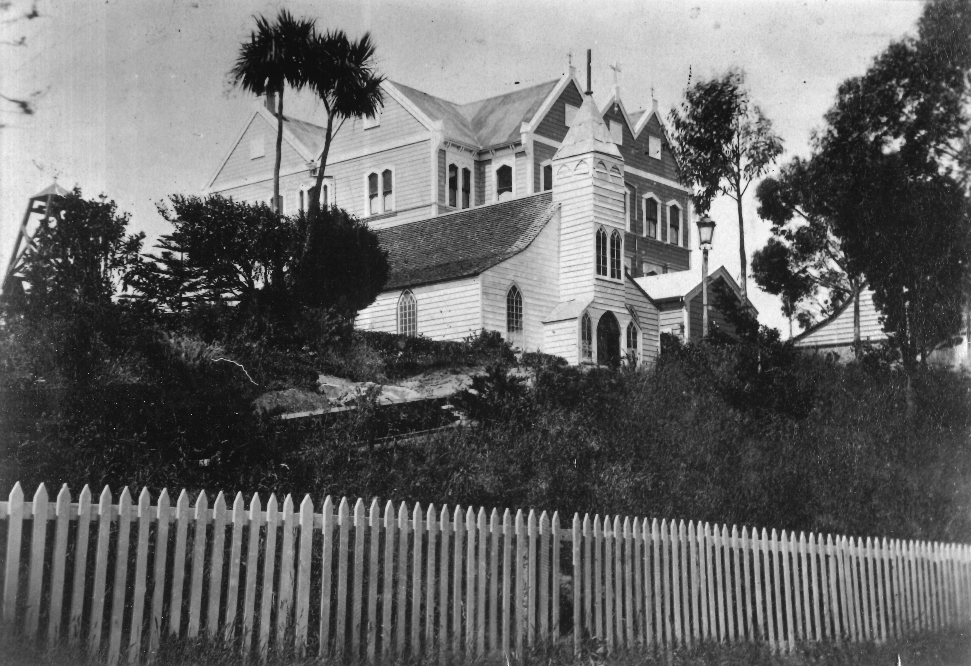 St Joseph's Church with the Convent behind it around 1890. Collection of Puke Ariki (LN2039/A.2b.69).