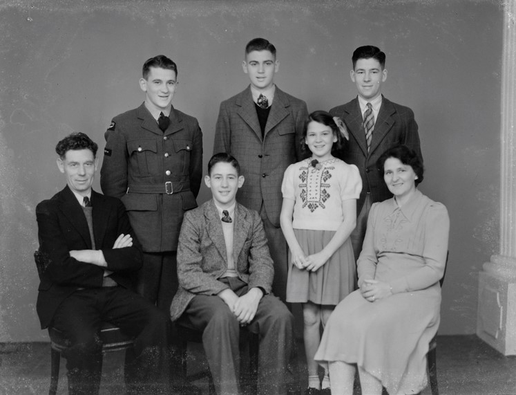 Keith Lewis And Family WD 056163
