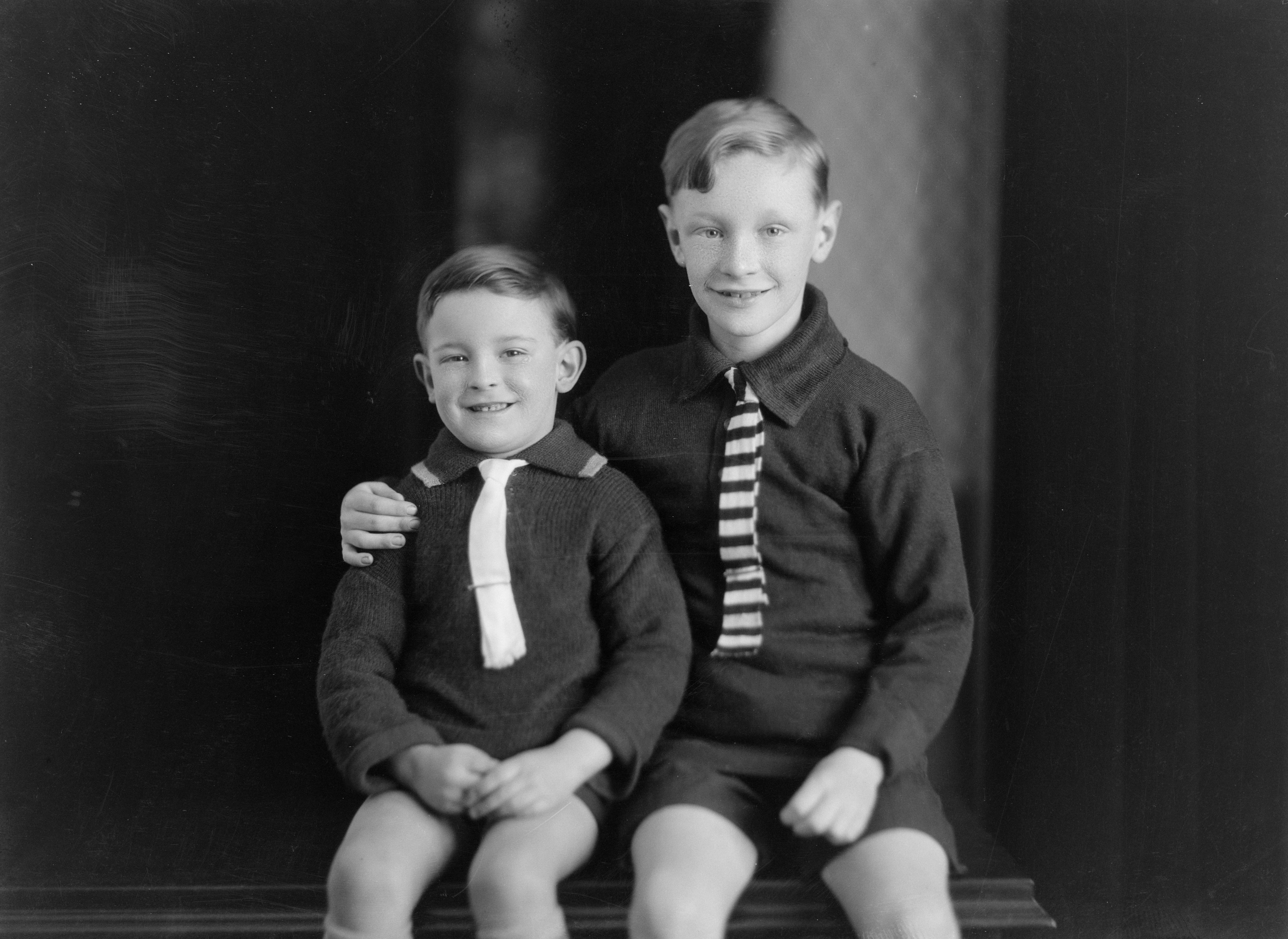 Francis Whiting with his little brother Colin (around 1928). Swainson's Studios. Collection of Puke Ariki (SW1923-1930.05351).