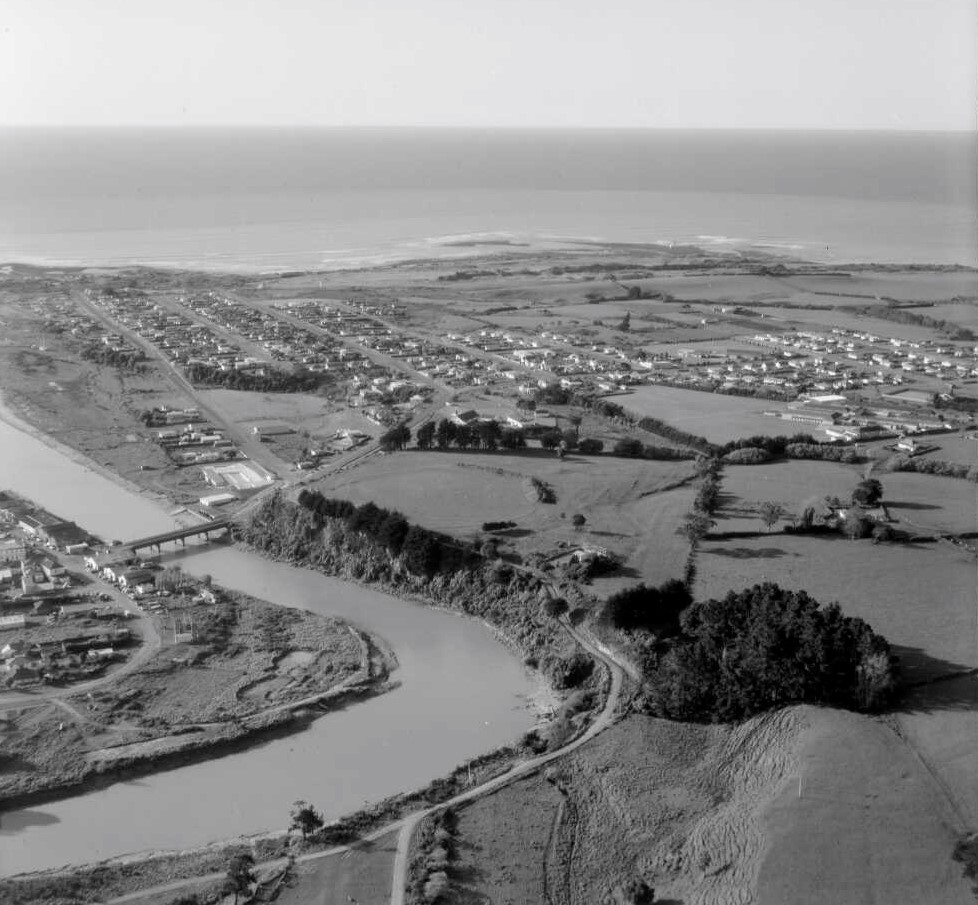 Aerial view of Waitara showing Leslie Street running towards the coast in the background (9 October 1964). Whites Aviation. Collection of the Alexander Turnbull Library (WA-62933-F).